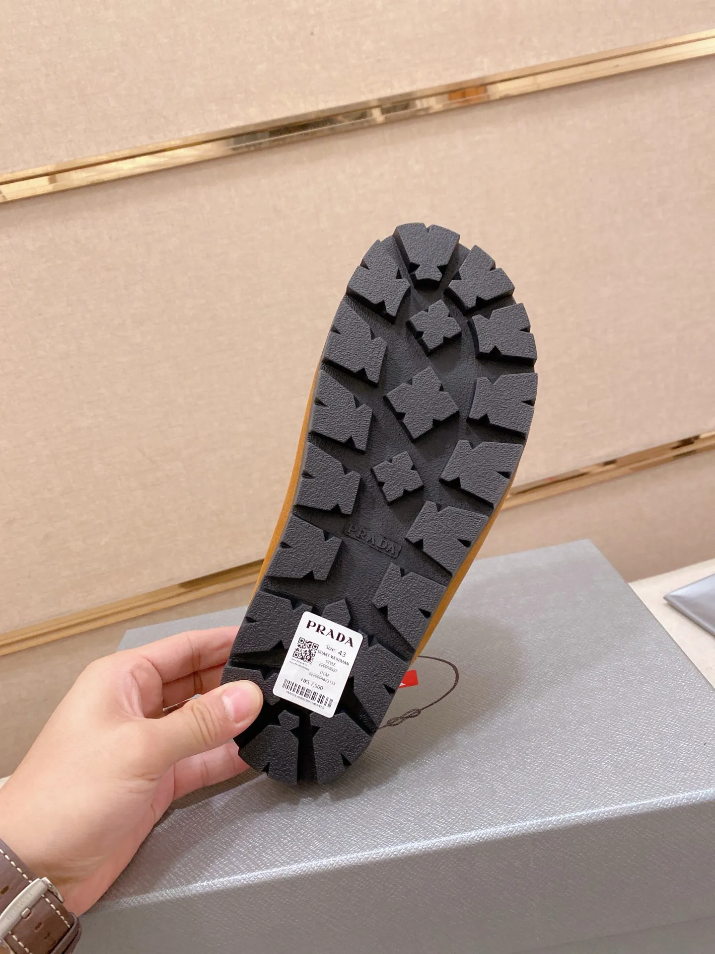 Men's shoes 💰: 440💰 [PRADA Slippers] High-end men's shoes brand official website 1:1 latest masterpiece: original mold opening and customization, the fabric is made of imported suede cowhide original material, upgraded outsole, lighter and non-slip. The market's top quality, simple yet tasteful, a must-have for fashionistas, fashionable at your feet, full of confidence, the same style at the counter 👍The season of summer slippers is here. Code: 38-45